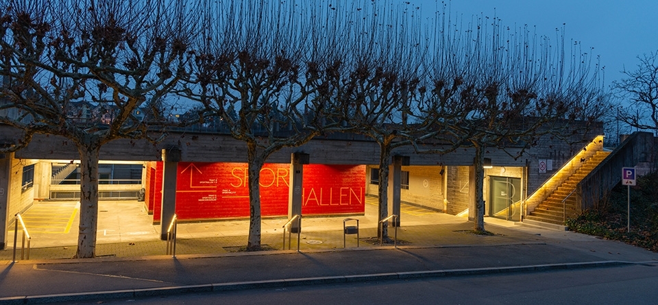 Beleuchtete Handläufe Sporthallen KSWE Kantonsschule Wettingen